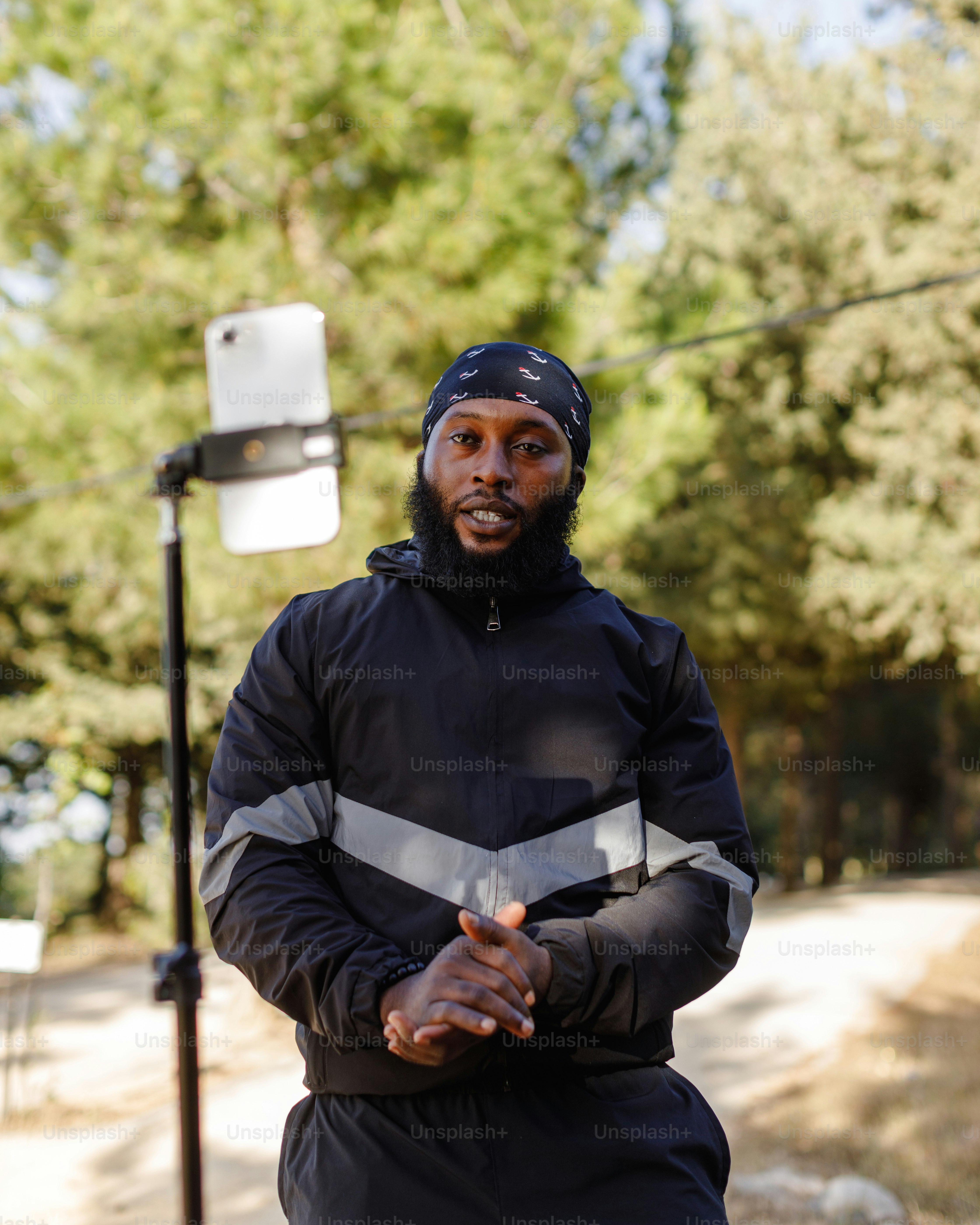 A man standing in front of a street light photo – Tiktok Image on Unsplash