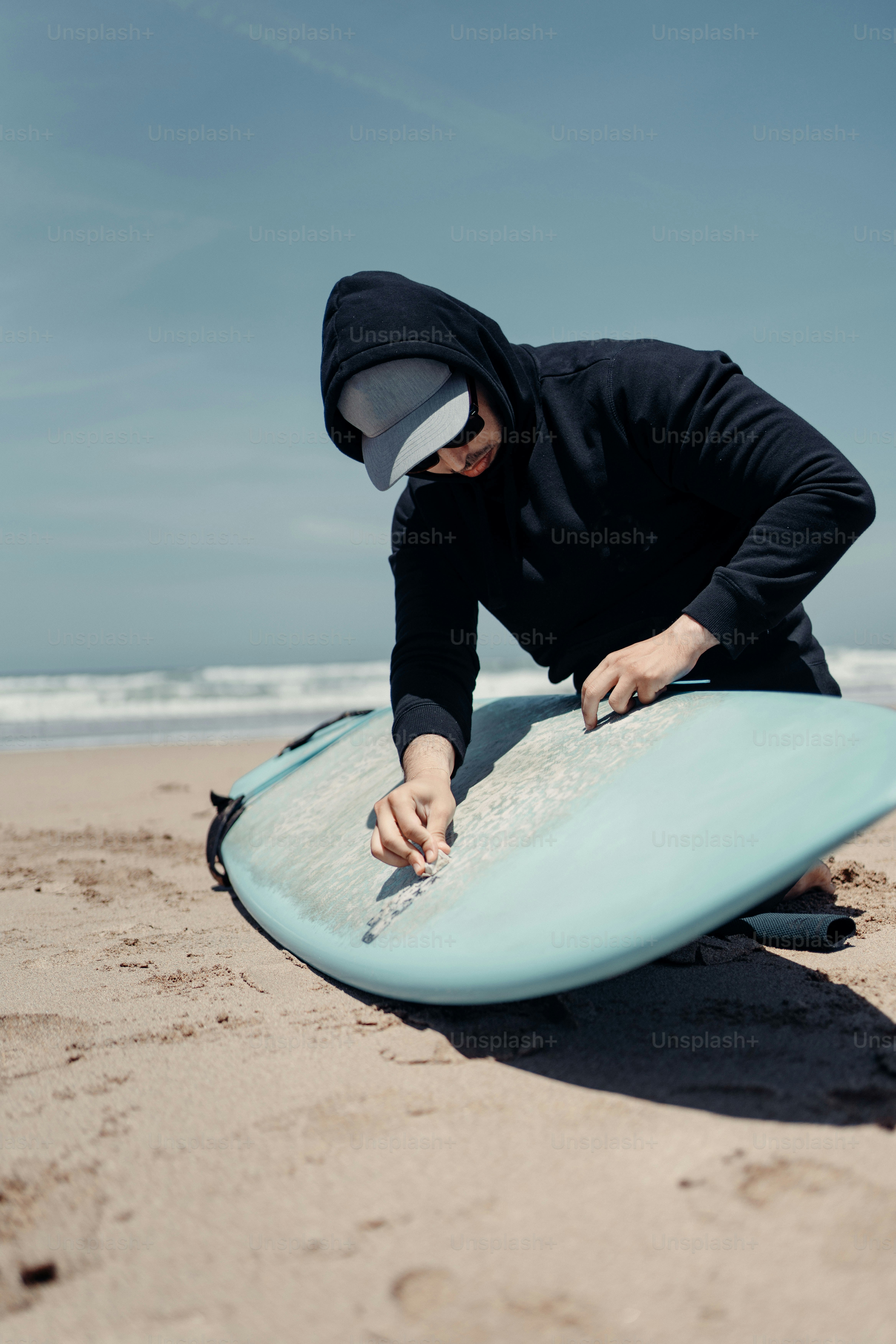 A man riding a wave on top of a surfboard photo – Beach Image on Unsplash