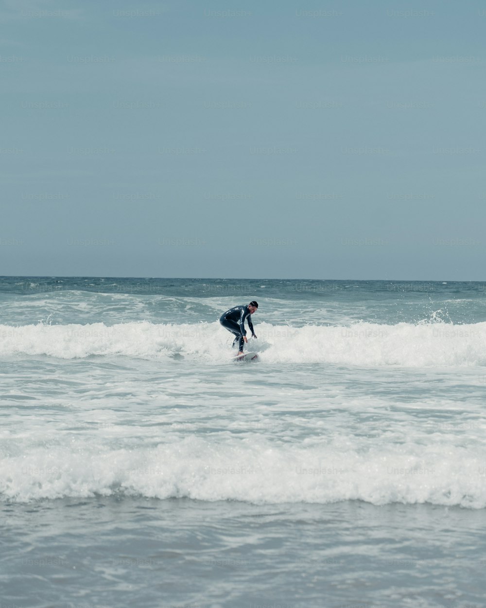 Ein Mann, der auf einem Surfbrett auf einer Welle reitet