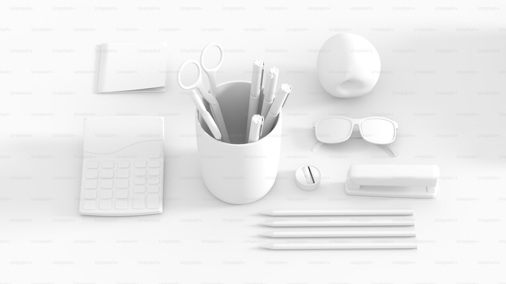 Ein weißer Schreibtisch mit einem Stift, einer Brille und einem Taschenrechner