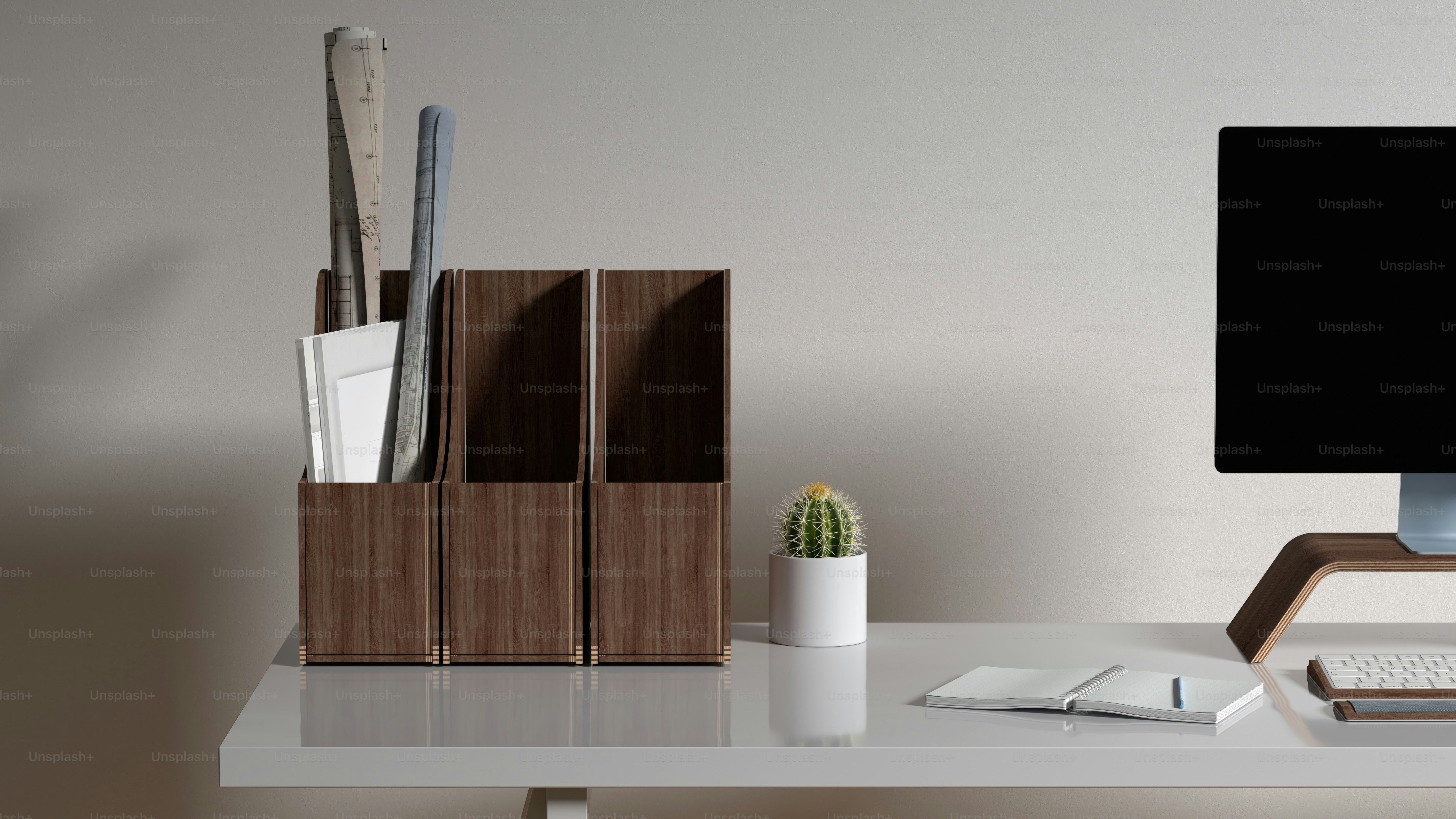 ein Computermonitor, der auf einem Schreibtisch sitzt