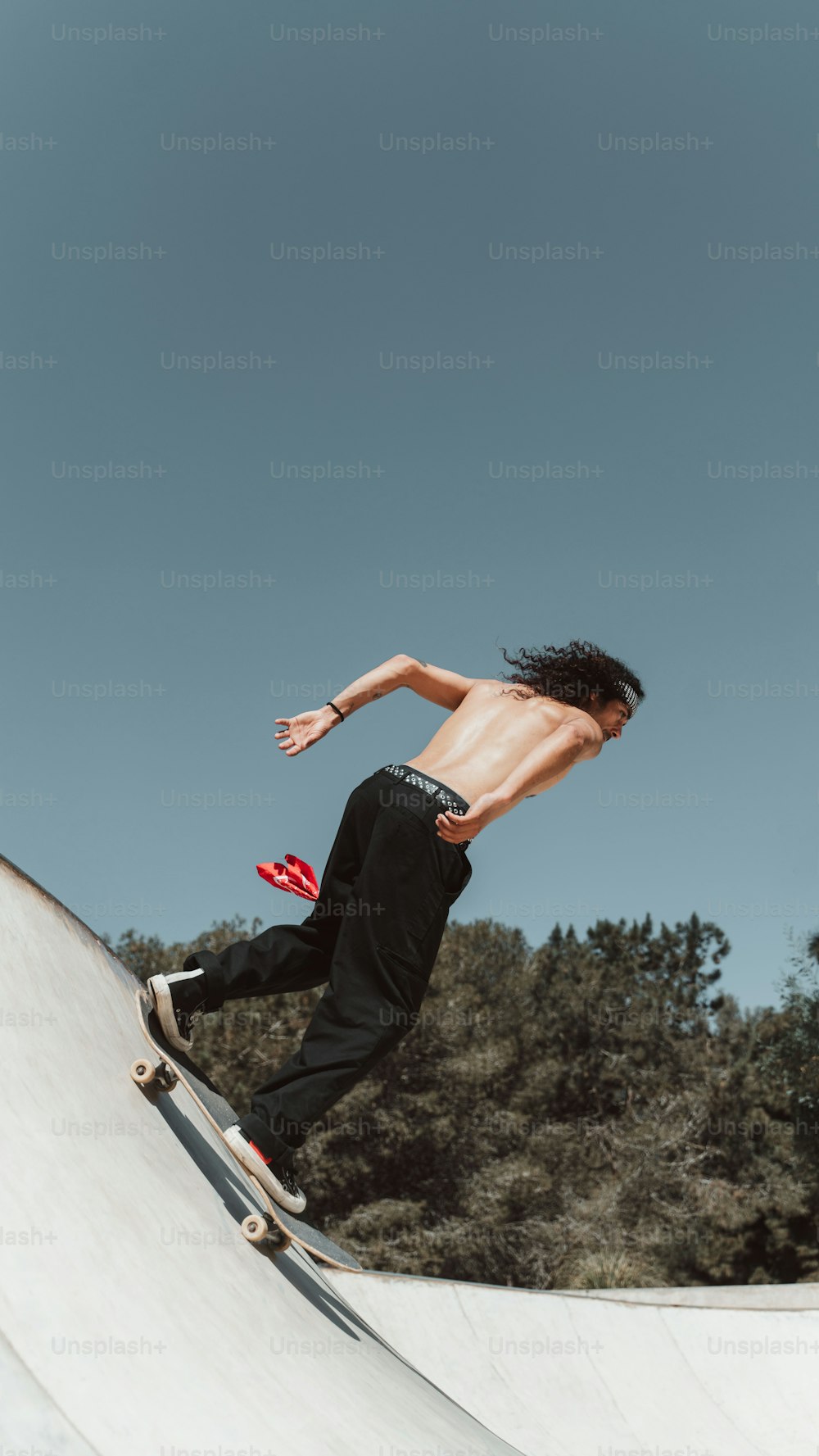 um homem andando de skate na lateral de uma rampa