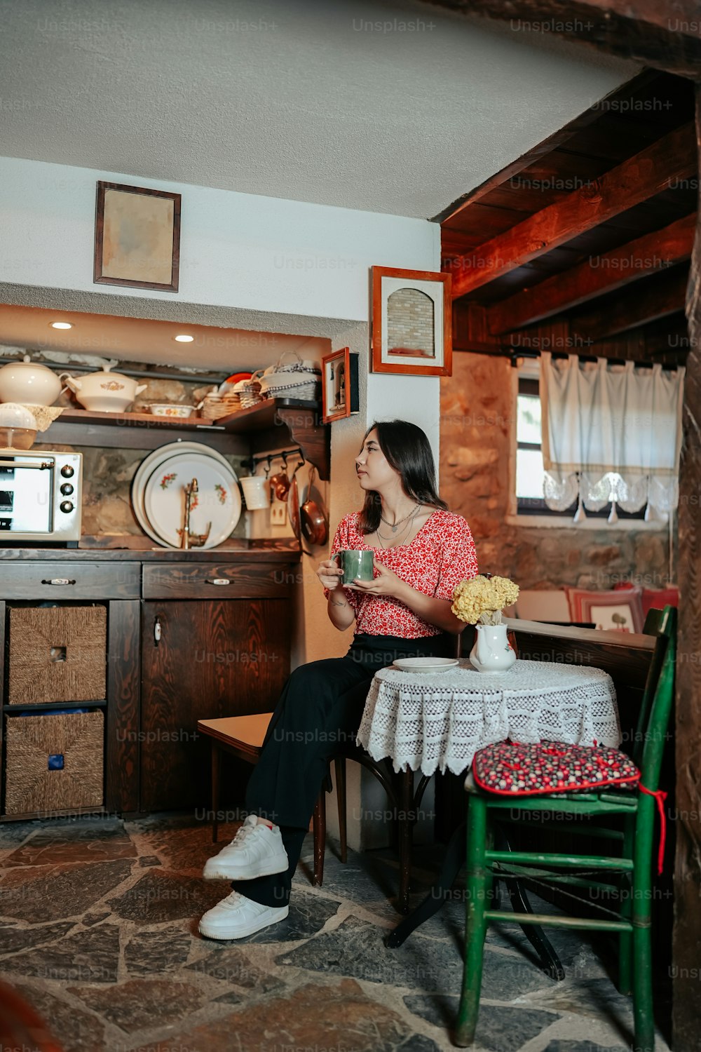 Una mujer sentada en una mesa en una cocina