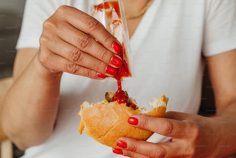 Eine Frau, die ein Sandwich in den Händen hält