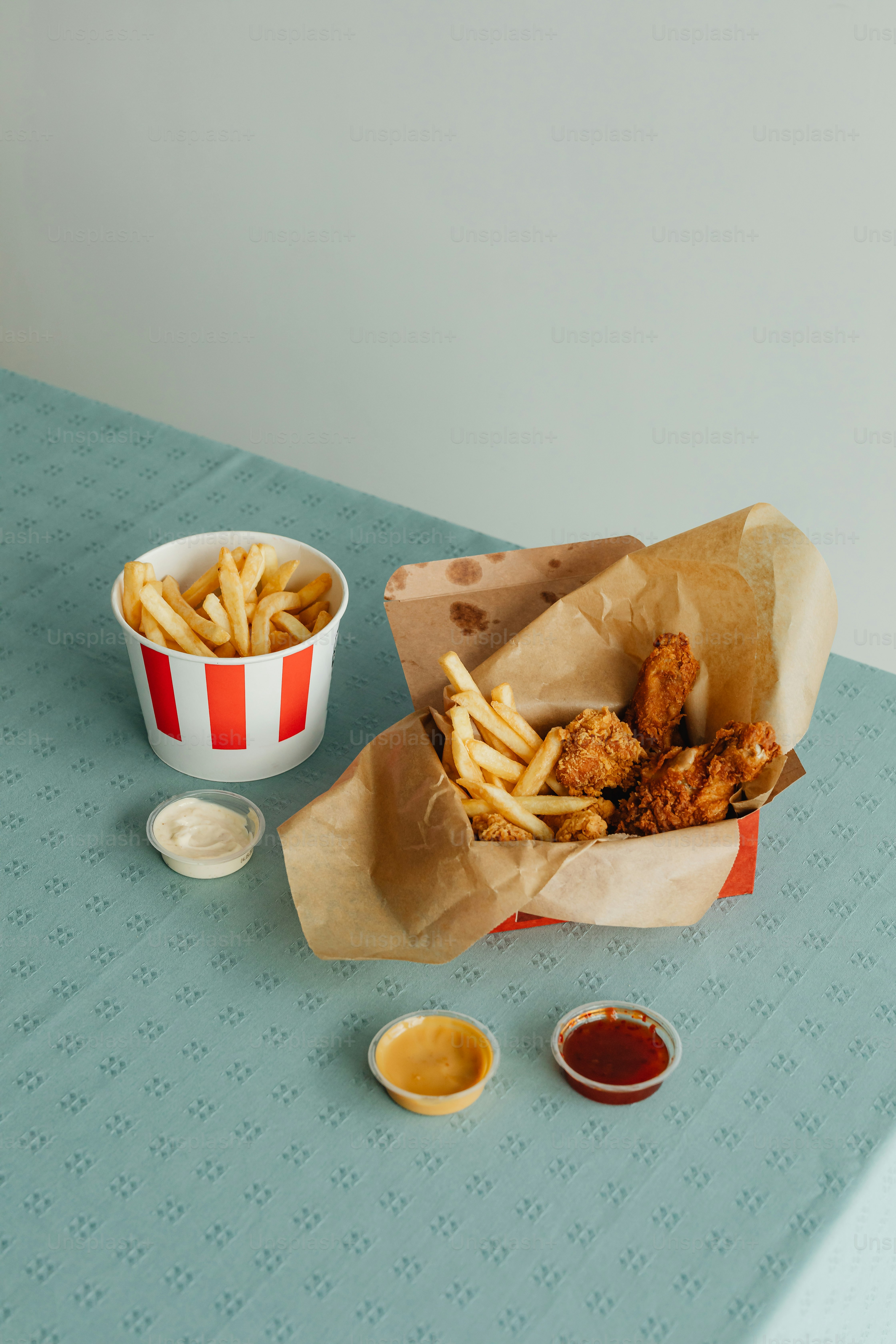 ein Tisch mit einem Korb Pommes Frites und einer Schüssel Ketchup