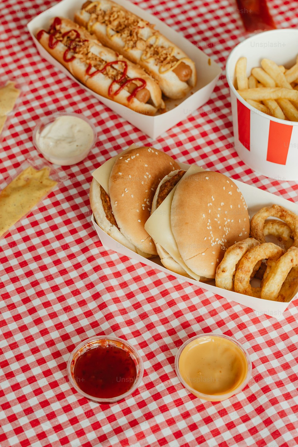 Una mesa cubierta con dos hamburguesas y papas fritas