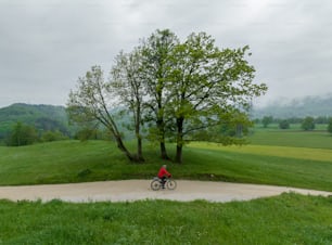 Un homme à vélo sur un chemin de terre
