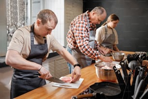 Un par de personas que están de pie en una cocina