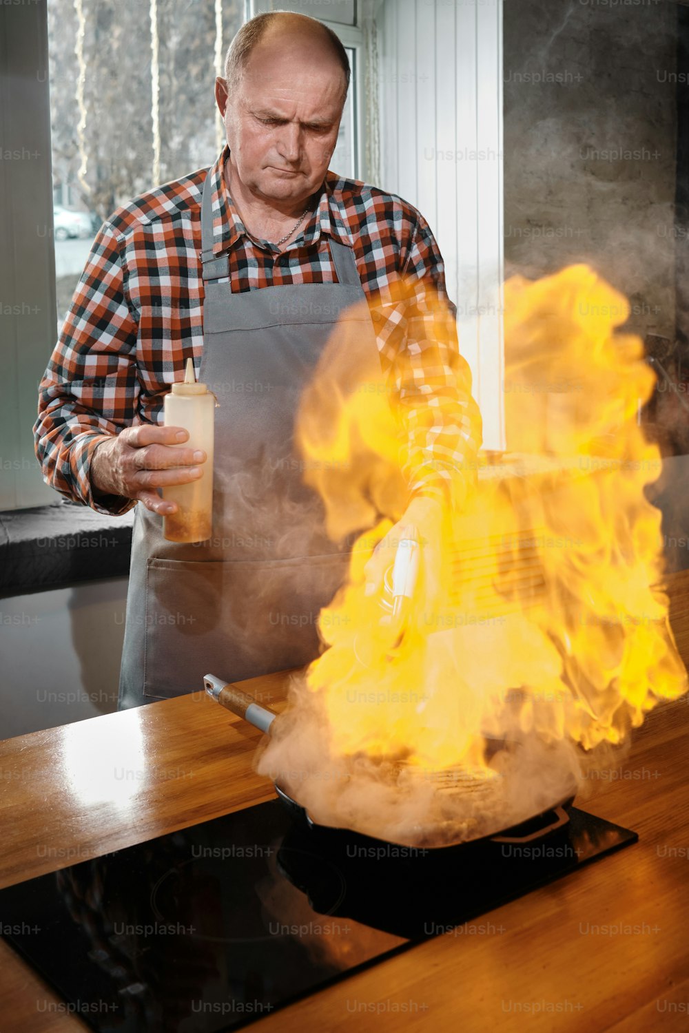 um homem de avental está cozinhando em um fogão