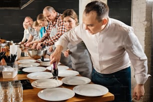 台所で食事を準備する人々のグループ