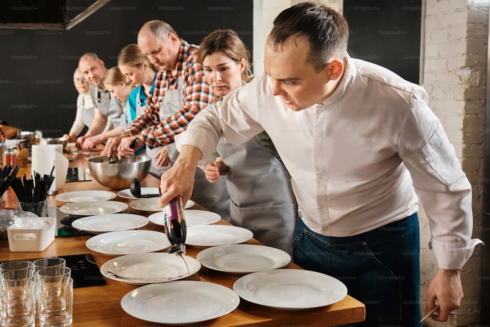 Un grupo de personas en una cocina preparando comida