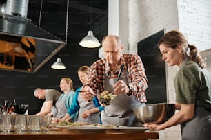 um grupo de pessoas em uma cozinha preparando comida