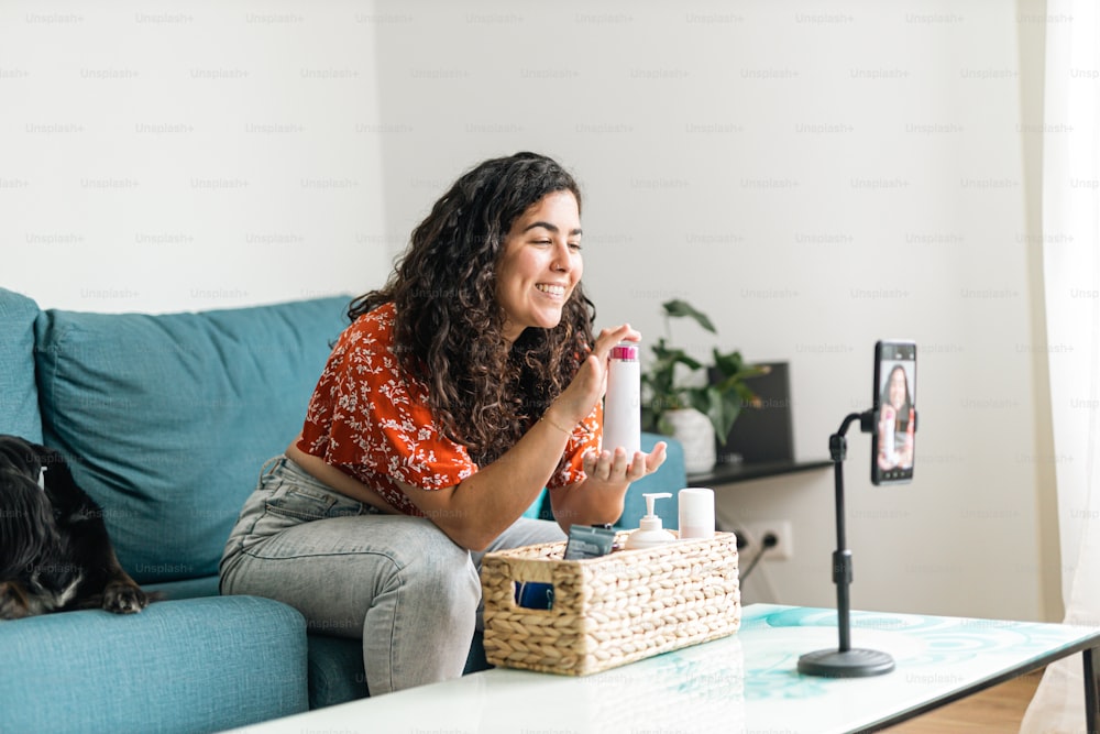 Eine Frau, die auf einer Couch sitzt und eine Flasche hält