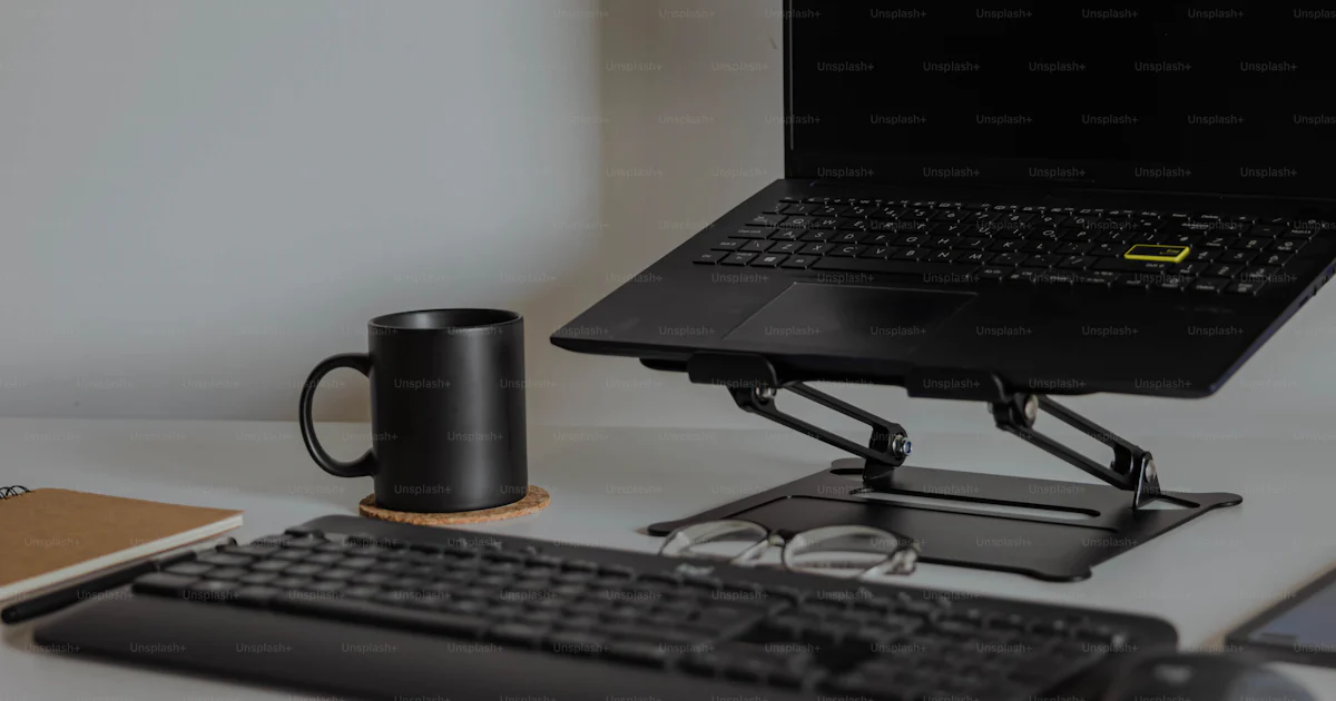 Computer On Top A laptop computer sitting on top of a desk photo – Laptop Image on Unsplash