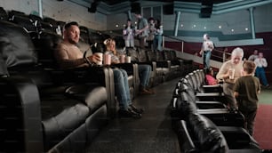 um grupo de pessoas sentadas em um cinema