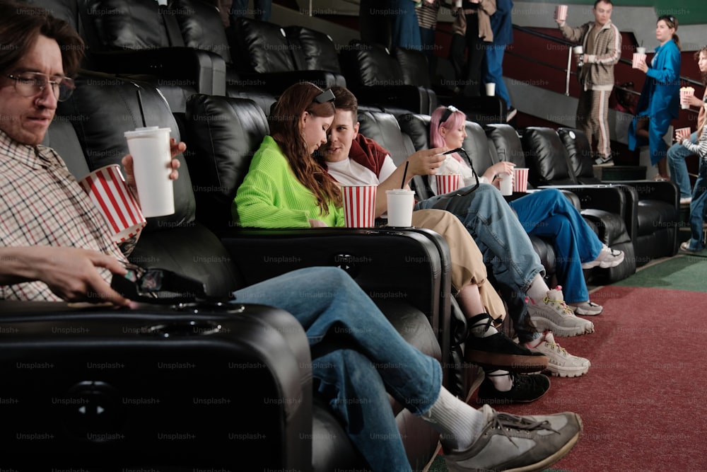 Un grupo de personas sentadas en una sala de cine