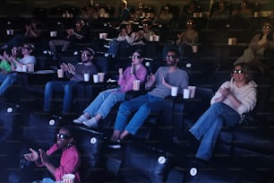 un groupe de personnes assises dans une salle de cinéma