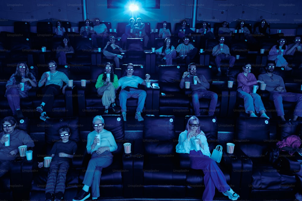 Un grupo de personas sentadas en una sala de cine