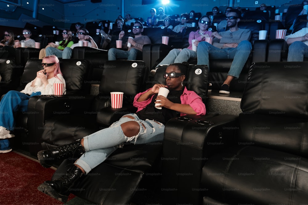 영화관에 앉아 있는 한 무리의 사람들