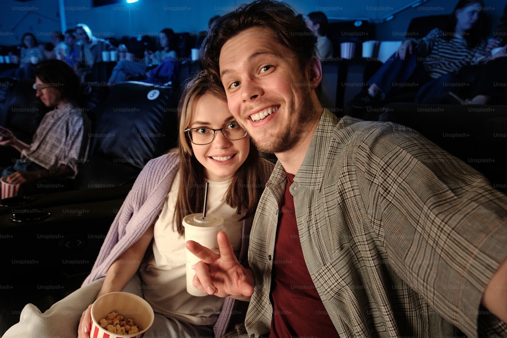 영화관에 앉아 있는 남자와 여자