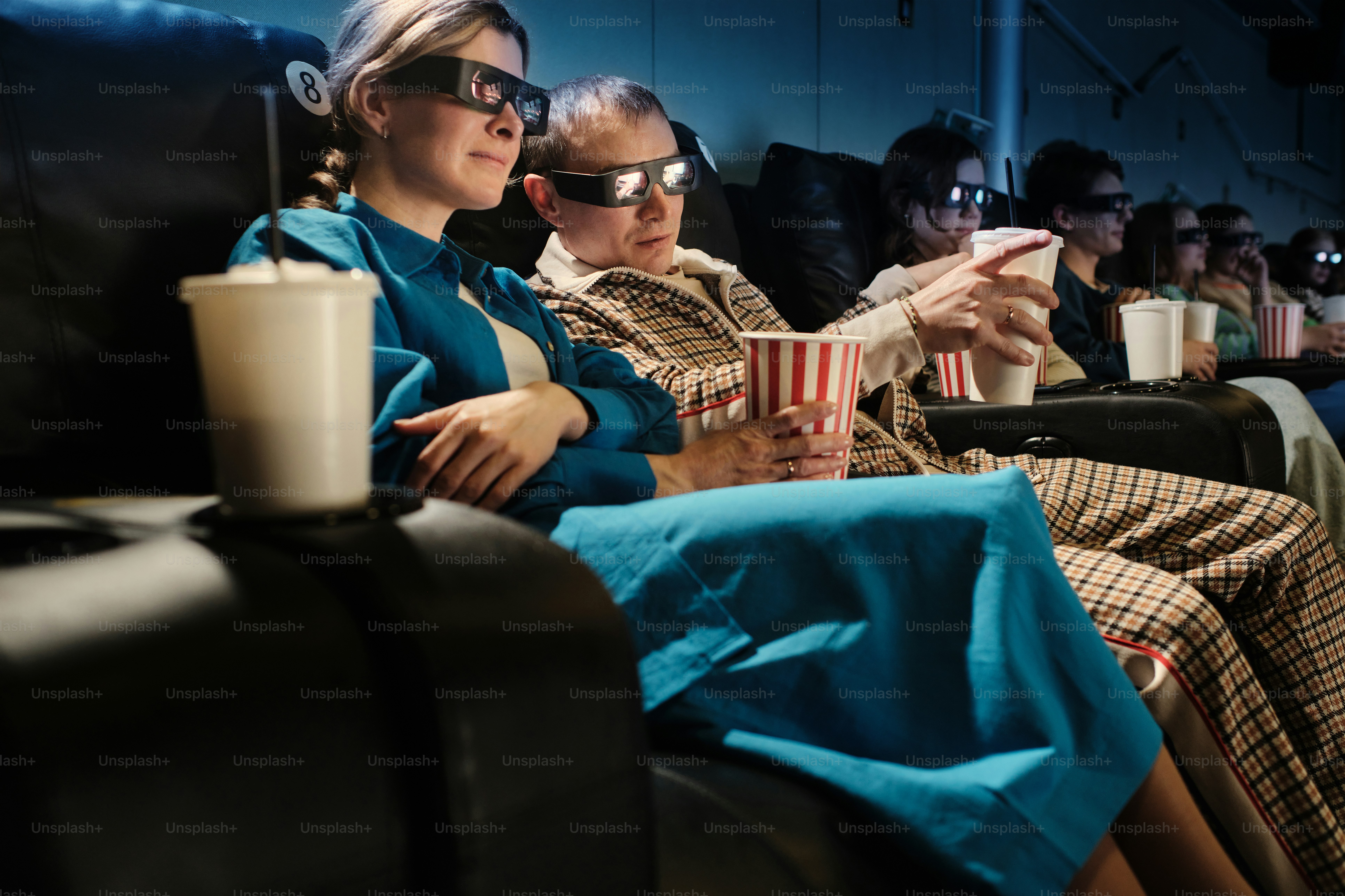 나란히 앉아 있는 두 명의 여자