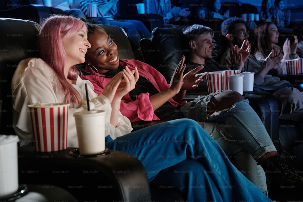 um grupo de pessoas sentadas em um cinema