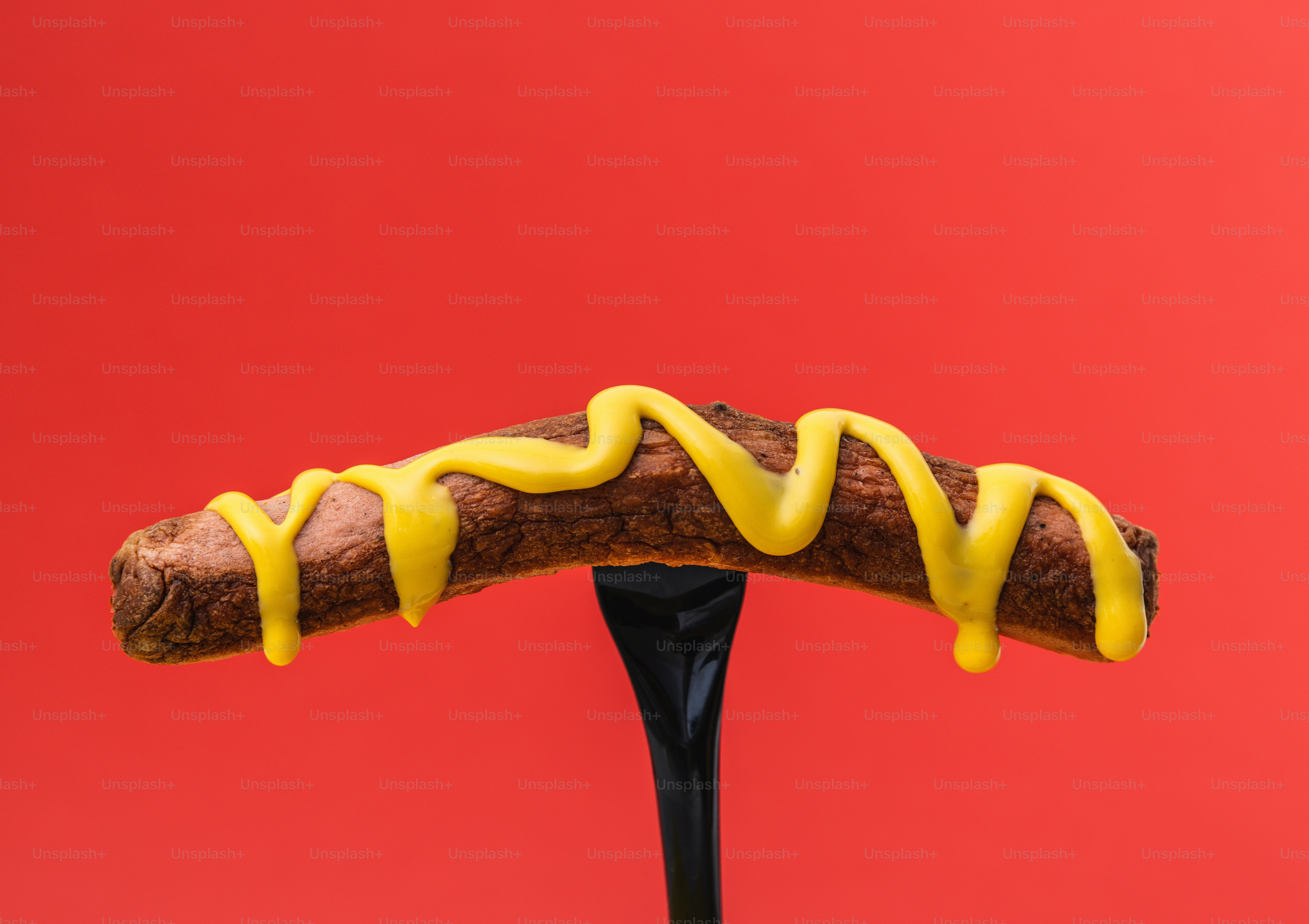 ein Stück Brot mit gelber Glasur drauf