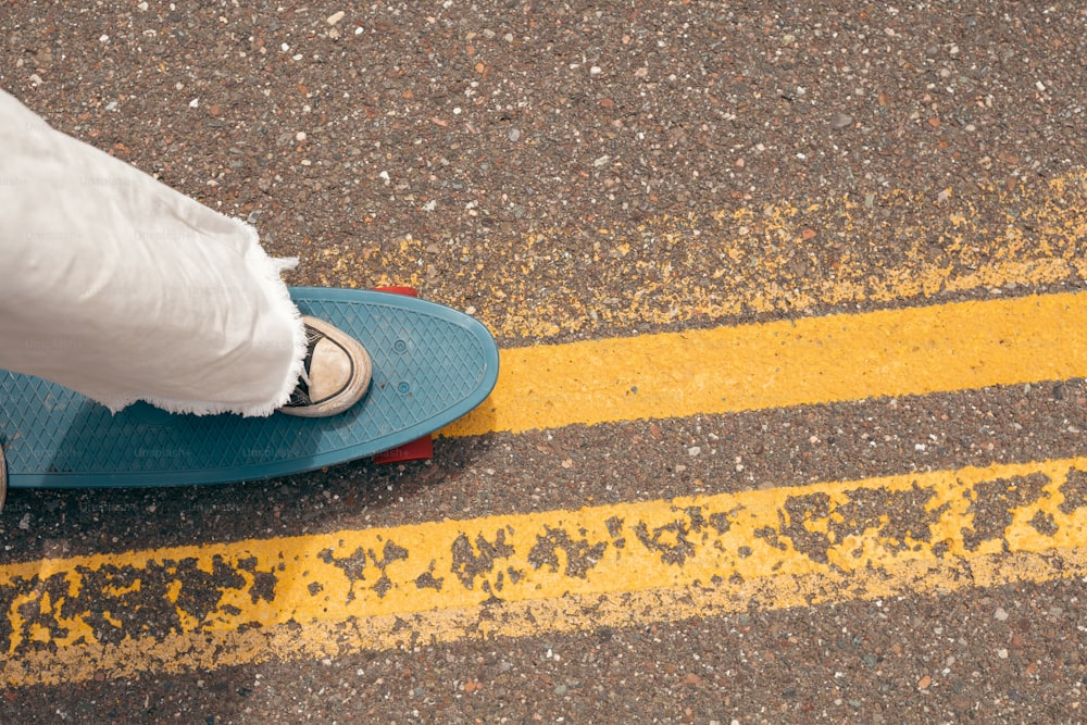 uma pessoa andando de skate por uma rua