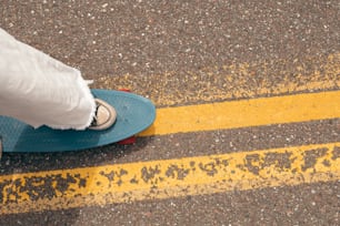 eine person, die mit einem skateboard eine straße hinunterfährt