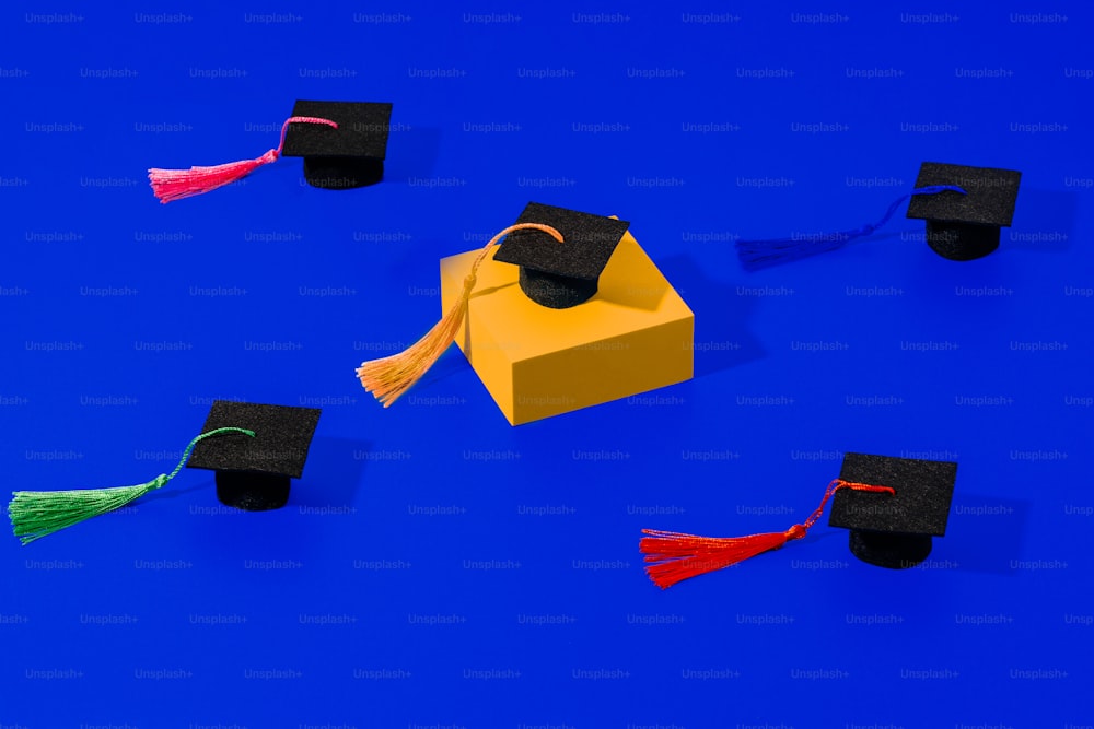 Gorras de graduación y borlas sobre fondo azul
