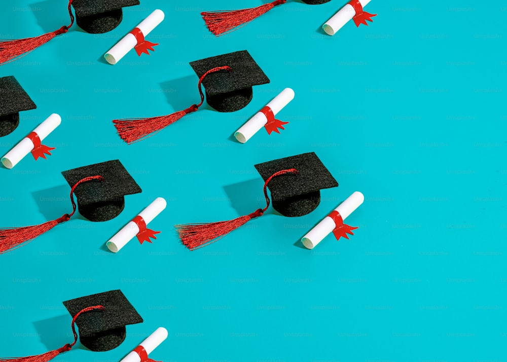 Un grupo de gorras de graduación y borlas sobre un fondo azul