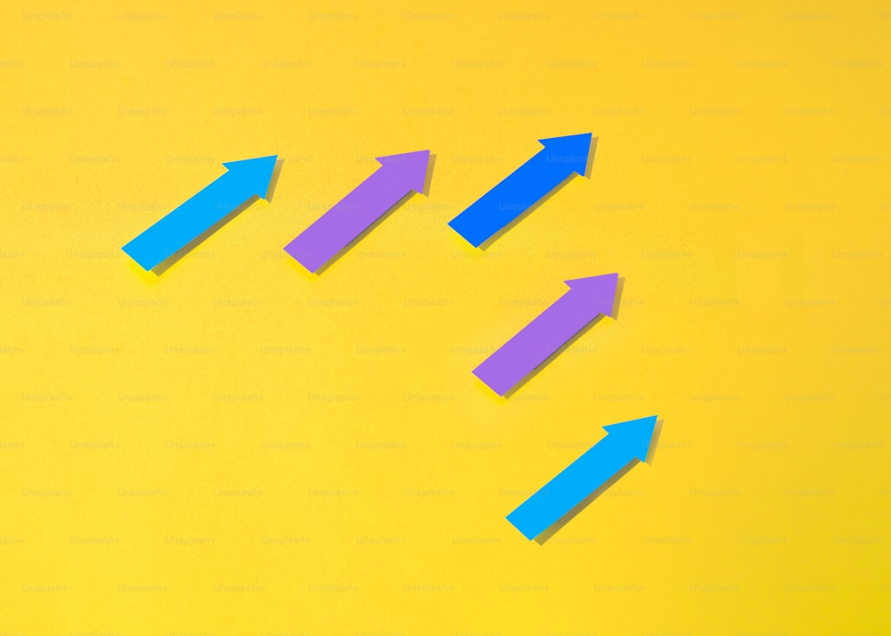 Eine Gruppe blauer und violetter Pfeile auf gelbem Hintergrund
