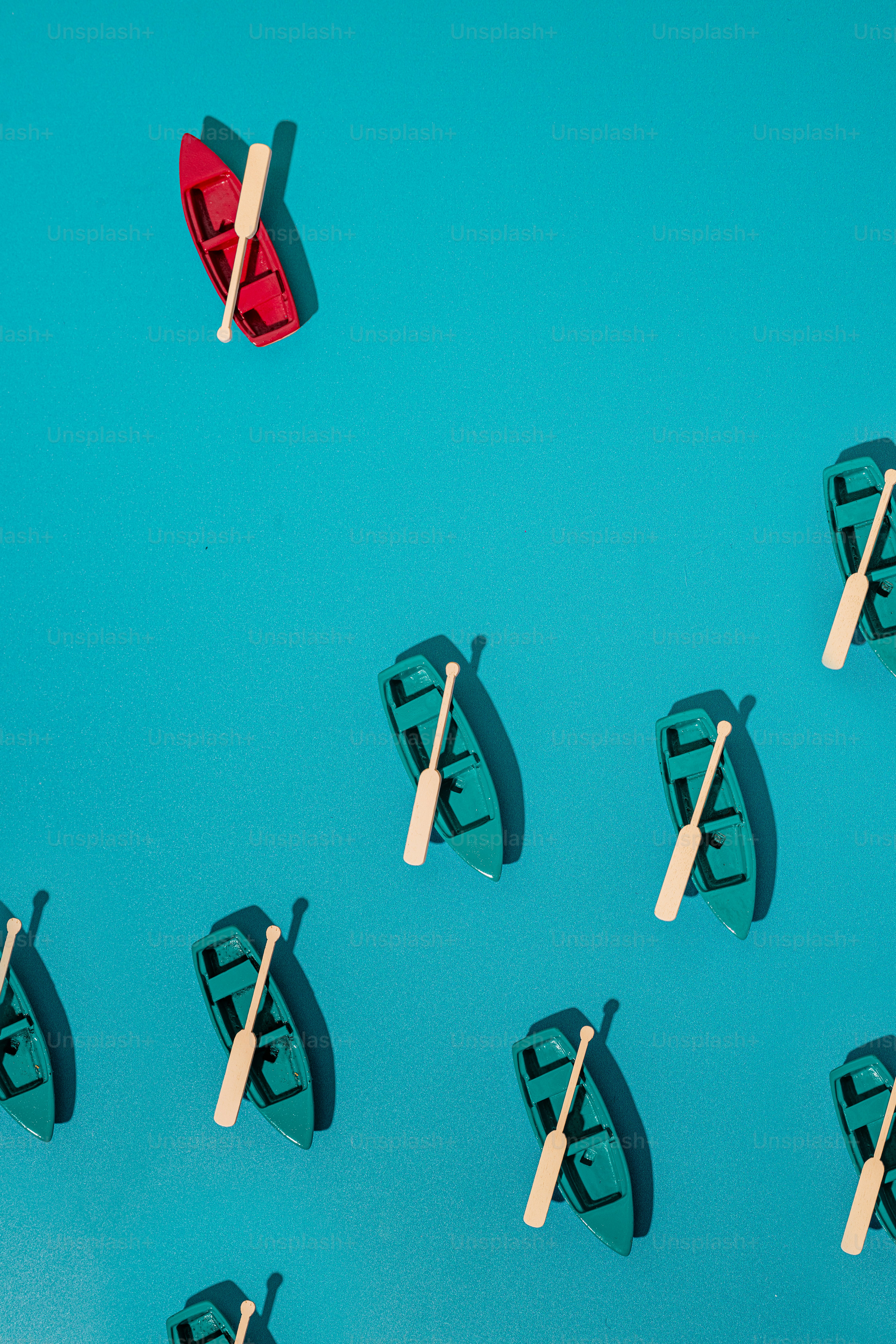 Un gruppo di piccole imbarcazioni galleggianti sulla cima di una superficie blu