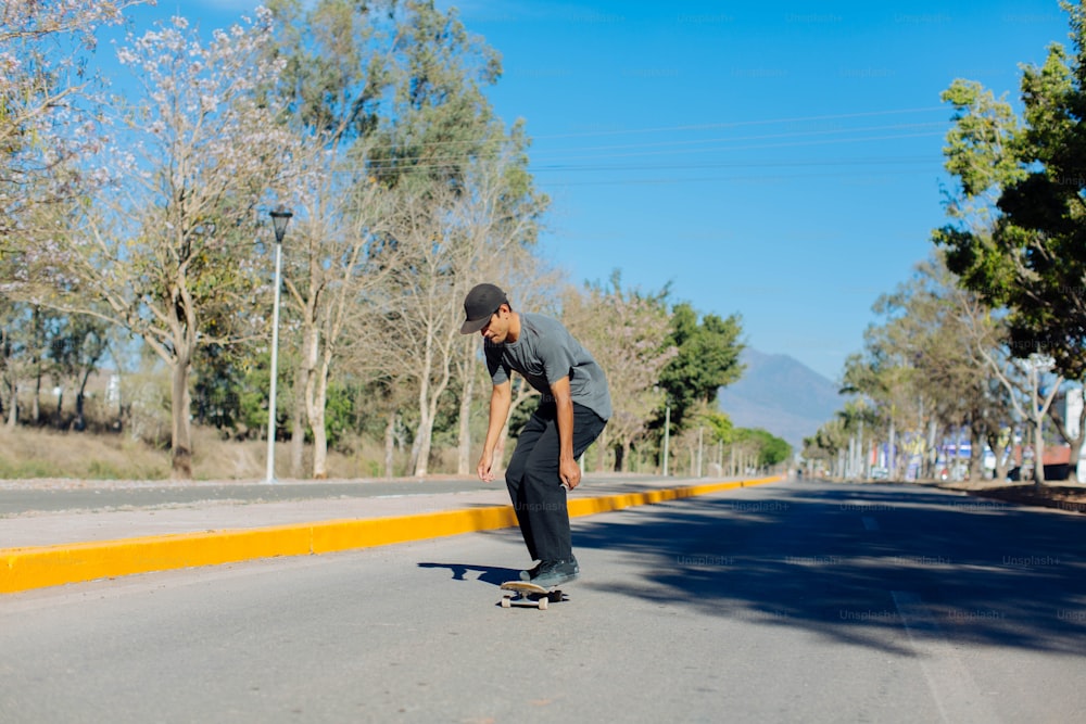 Ein Mann, der auf einem Skateboard eine Straße hinunterfährt
