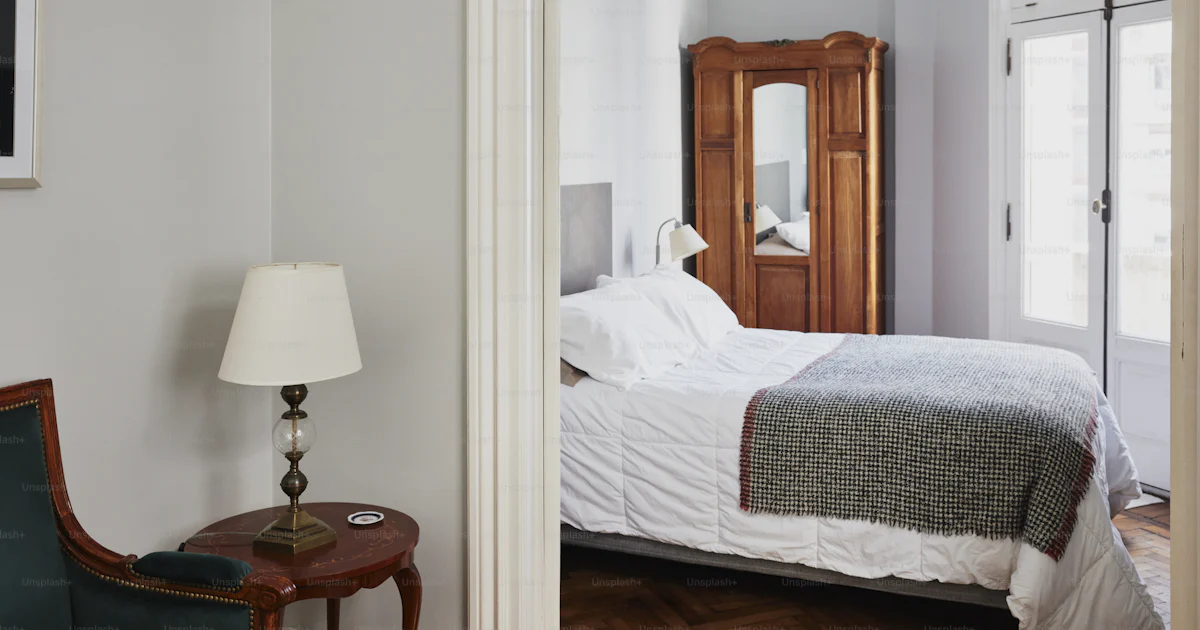 Un dormitorio con una cama y una silla en él foto – Imagen de ...