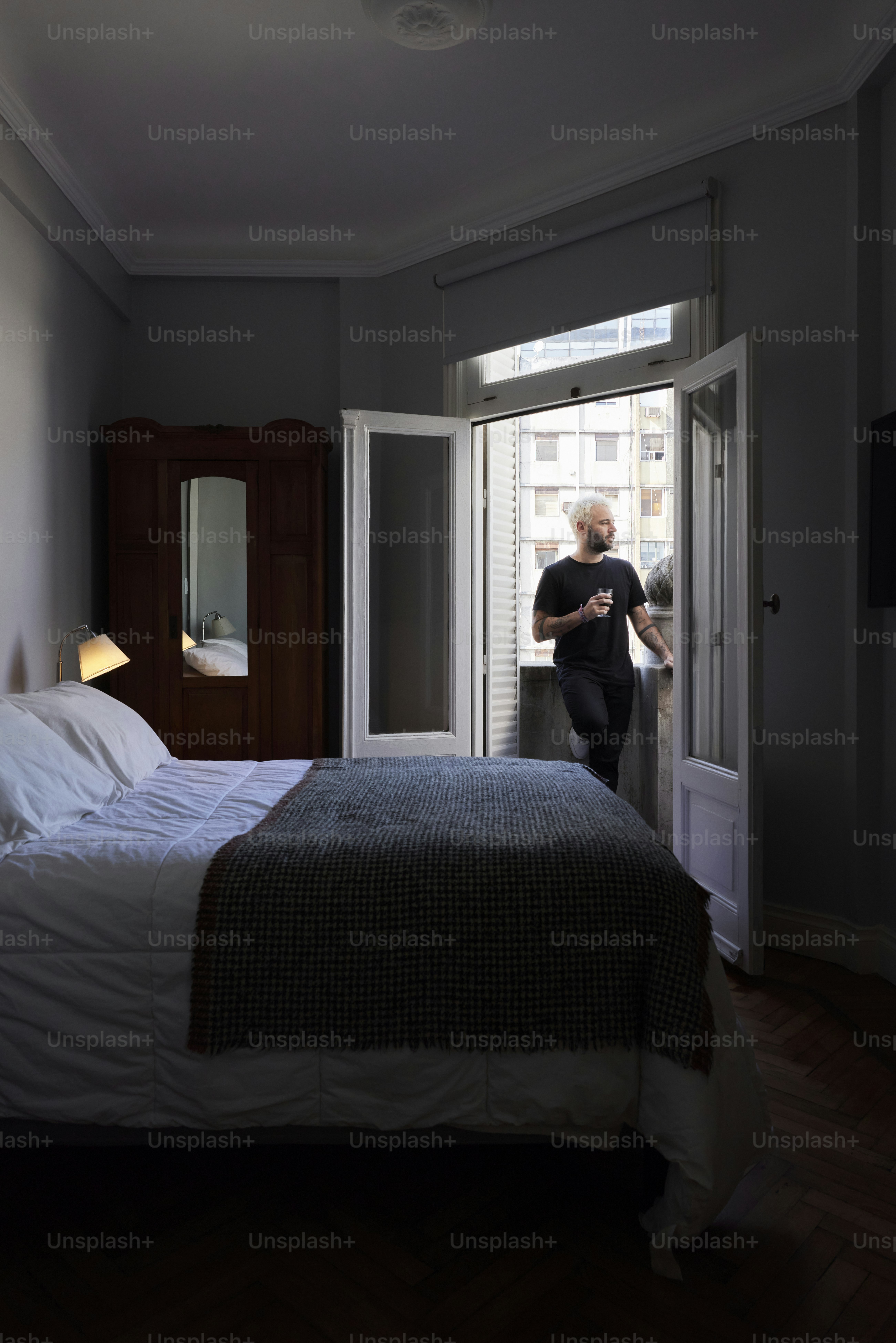 ベッドに座って窓の外を眺めている人