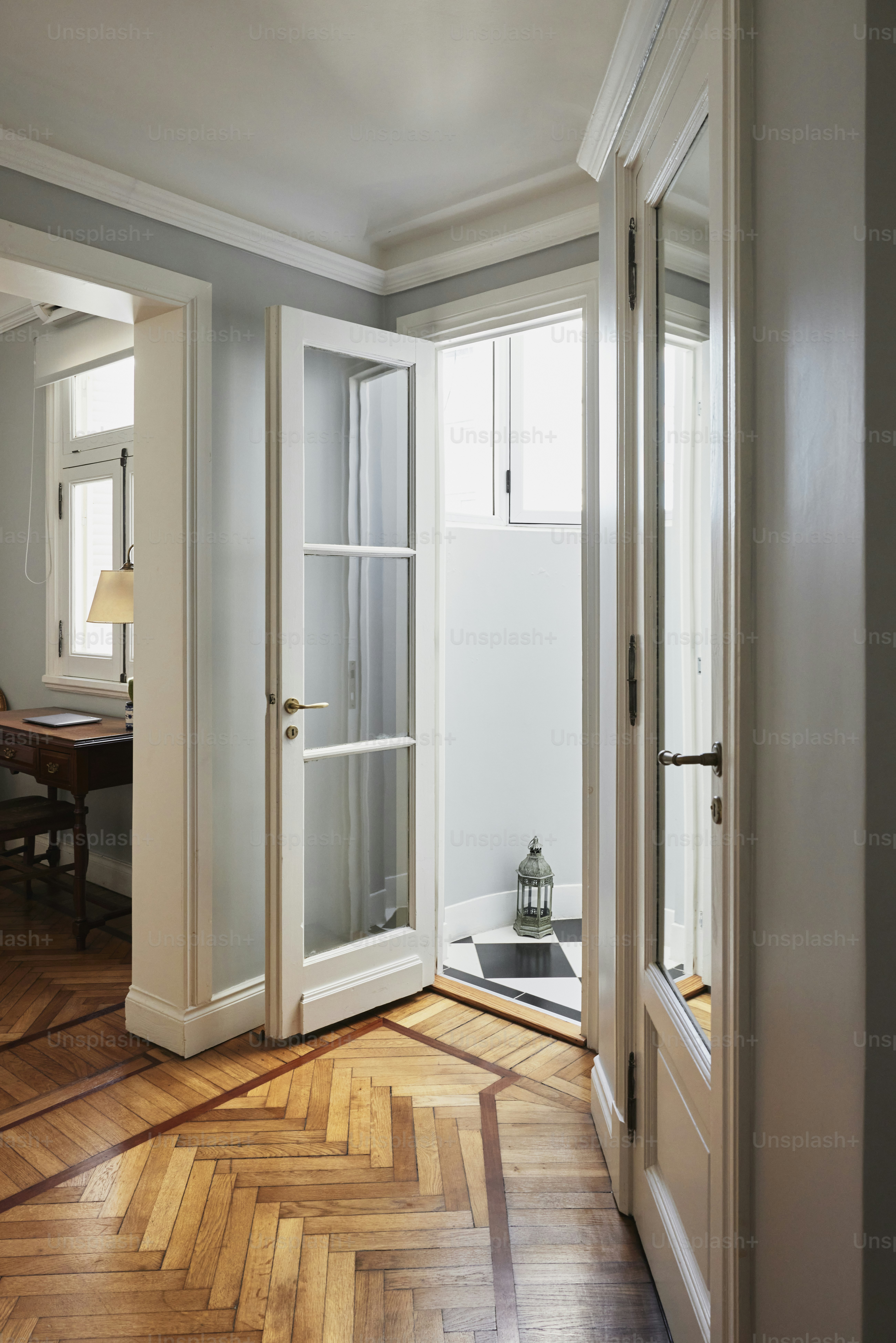 une chambre avec un plancher en bois et des murs blancs