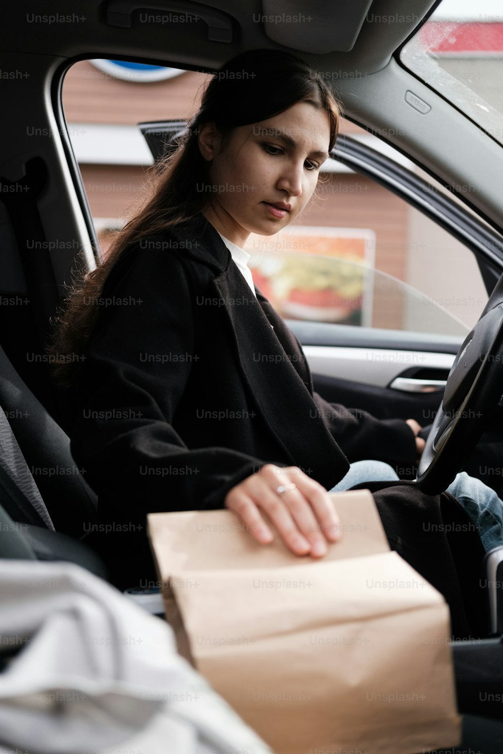 uma mulher sentada no banco de trás de um carro