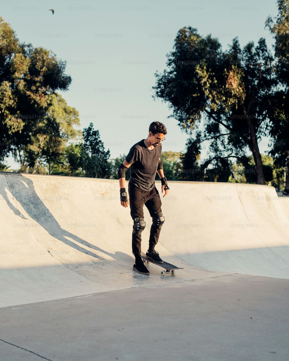 um homem andando de skate na lateral de uma rampa