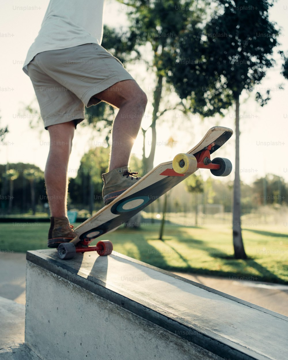 ein mann, der auf einem skateboard auf einer zementmauer fährt