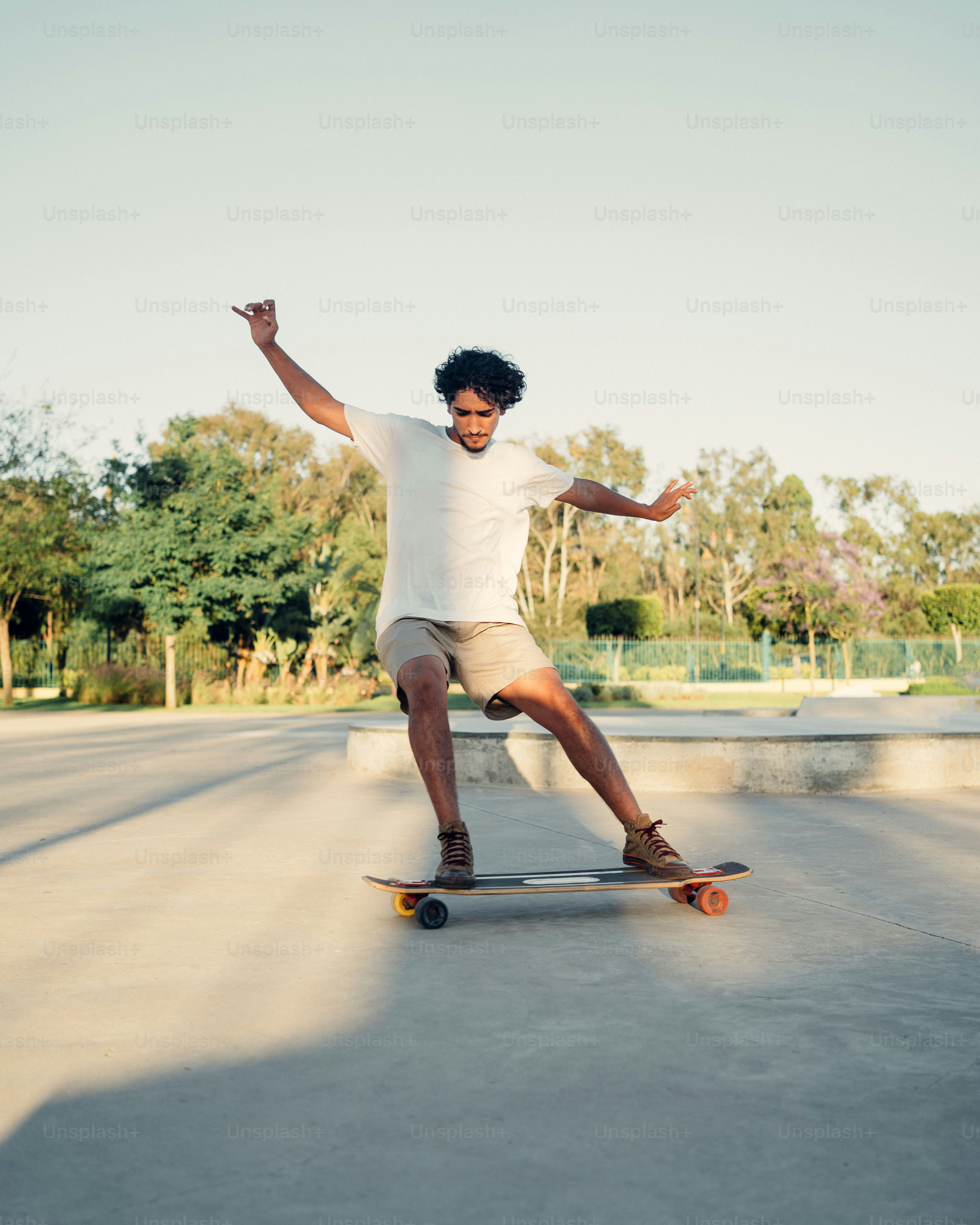 Un homme sur une planche à roulettes sur du ciment