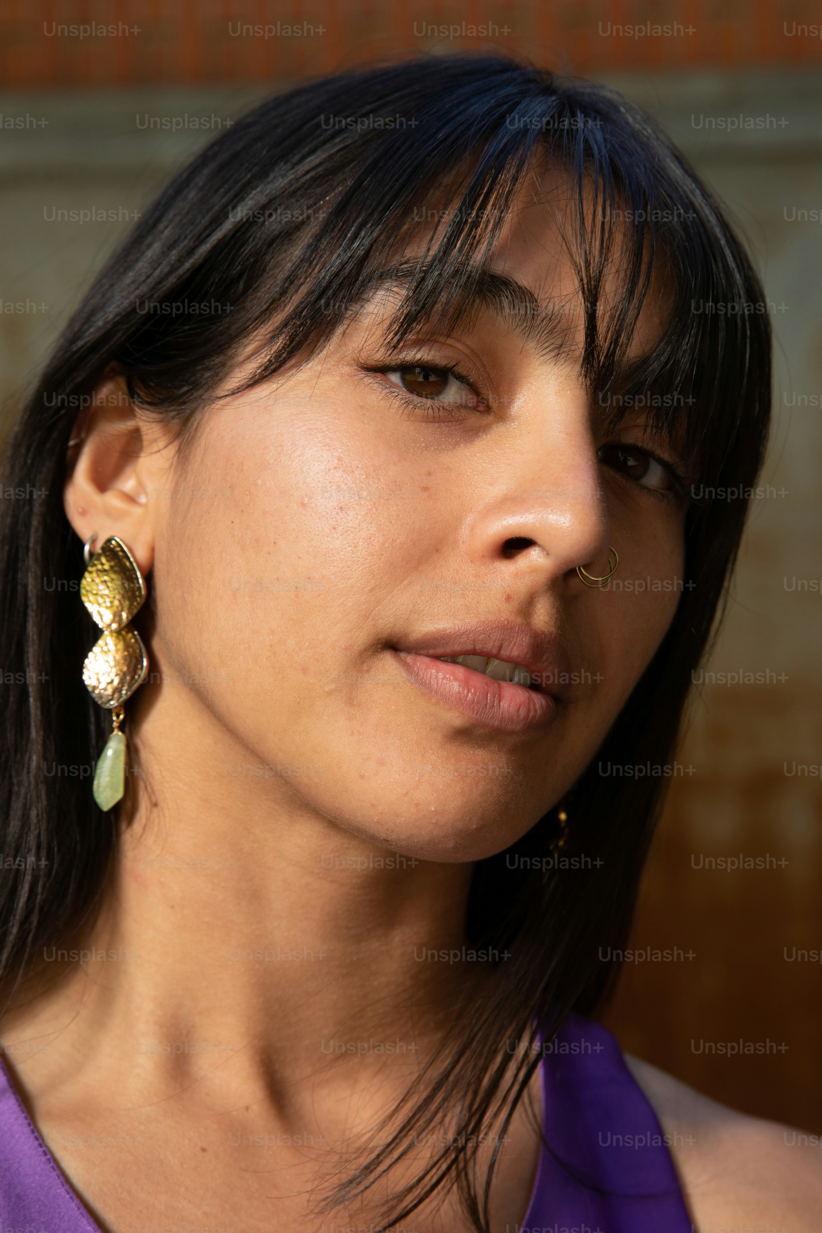 イヤリングを身に着けている人のクローズアップ
