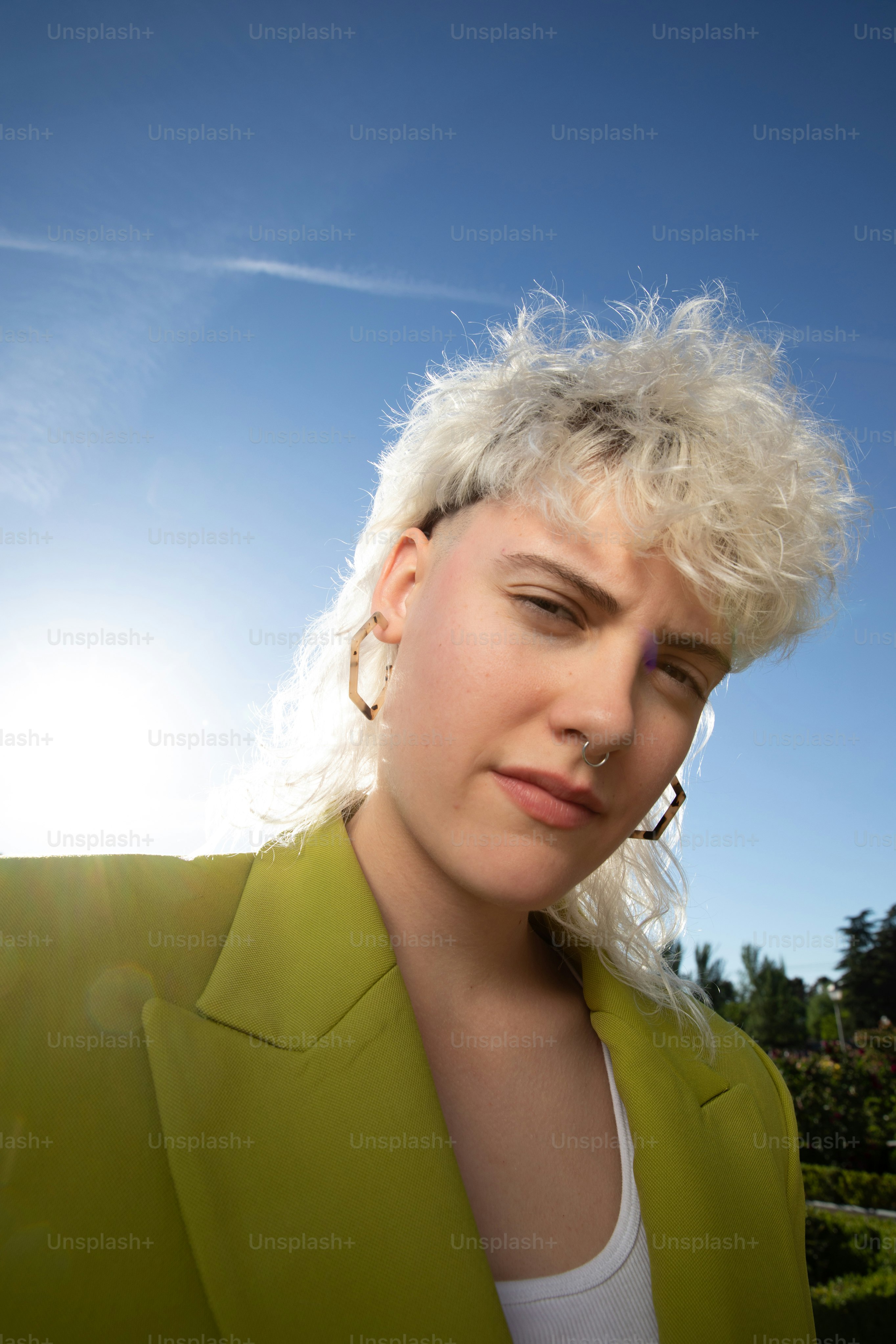 白い髪と緑のジャケットの女性