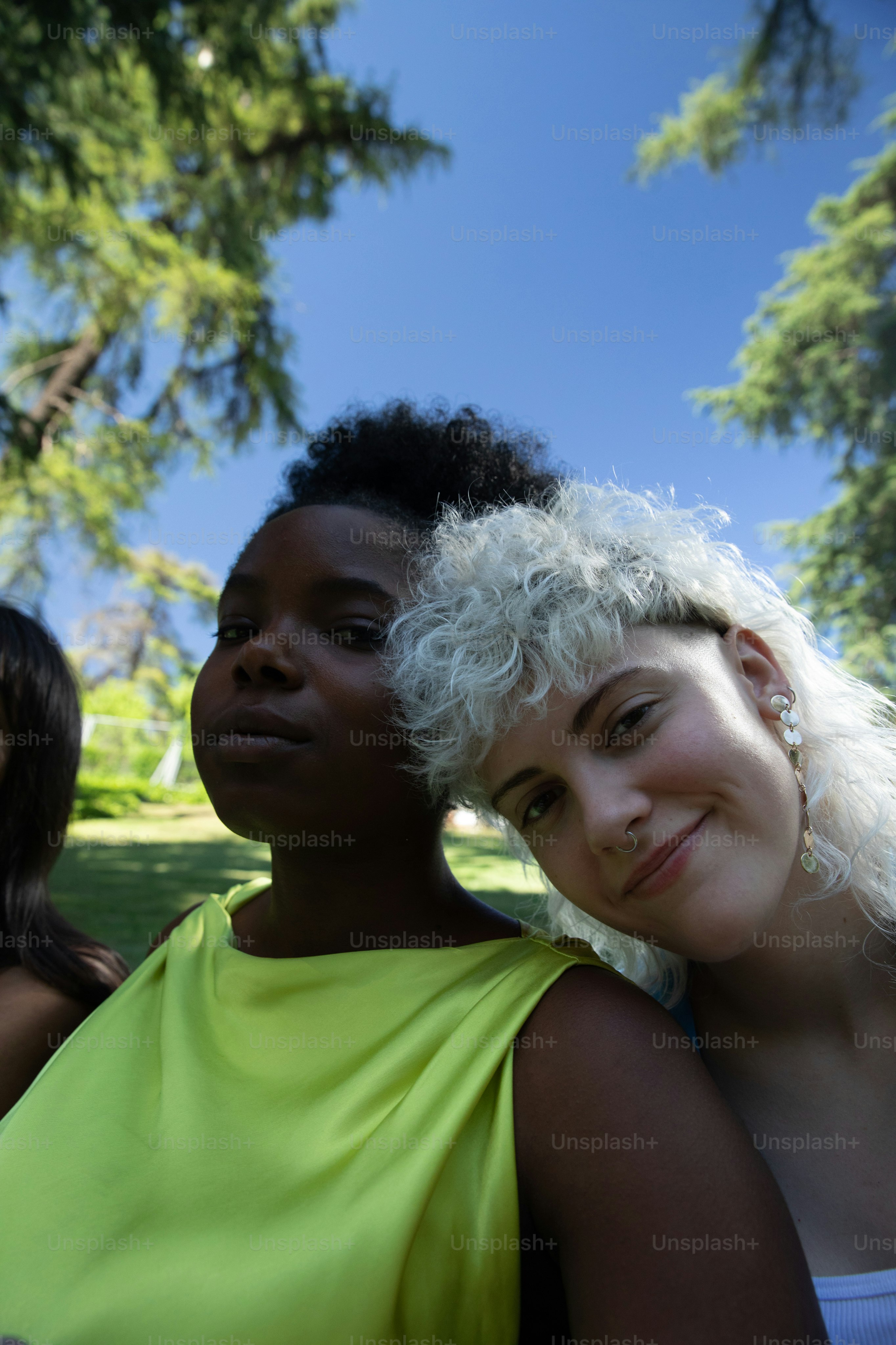 隣同士に立つ女性のグループ