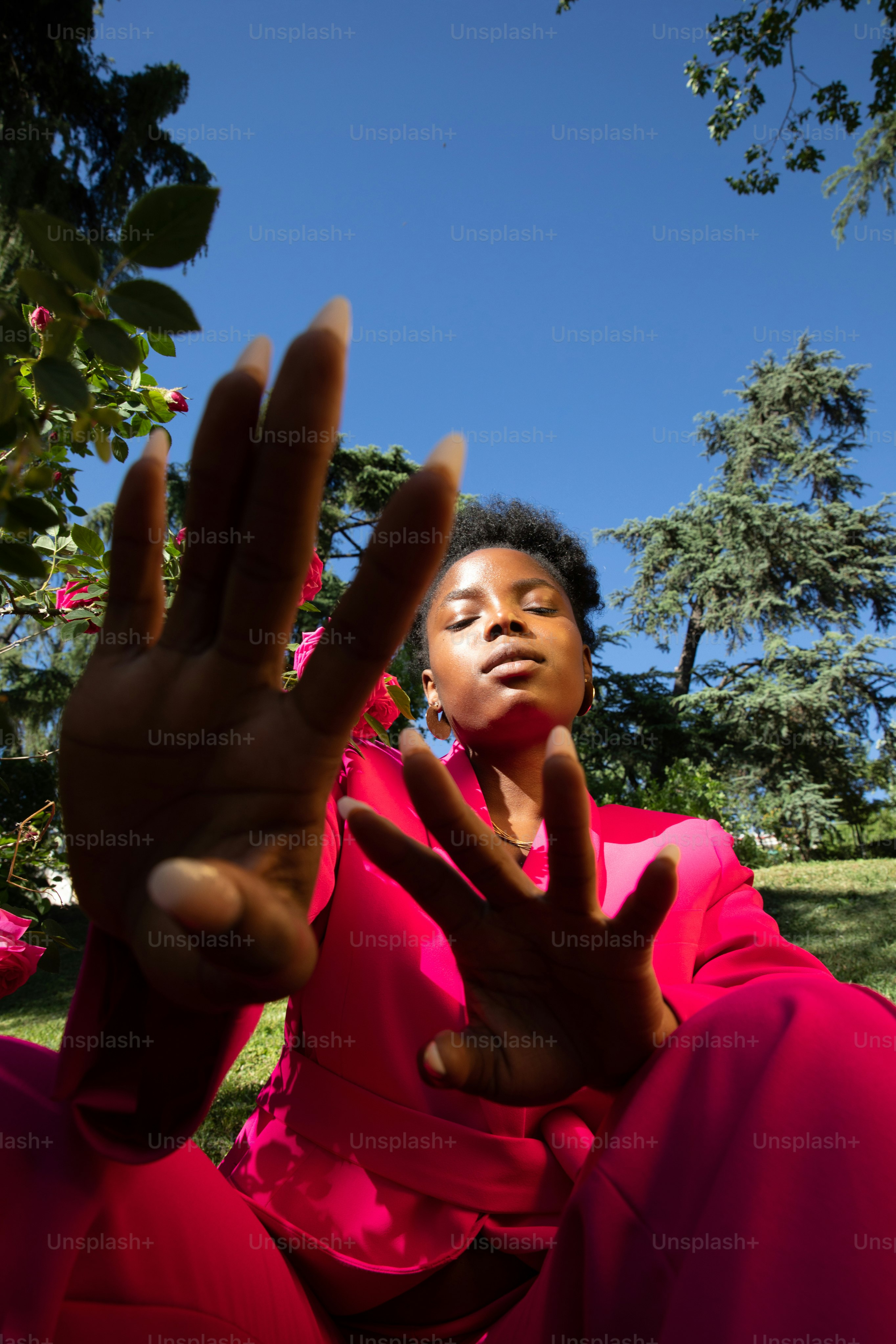 地面に座っているピンクのドレスを着た女性