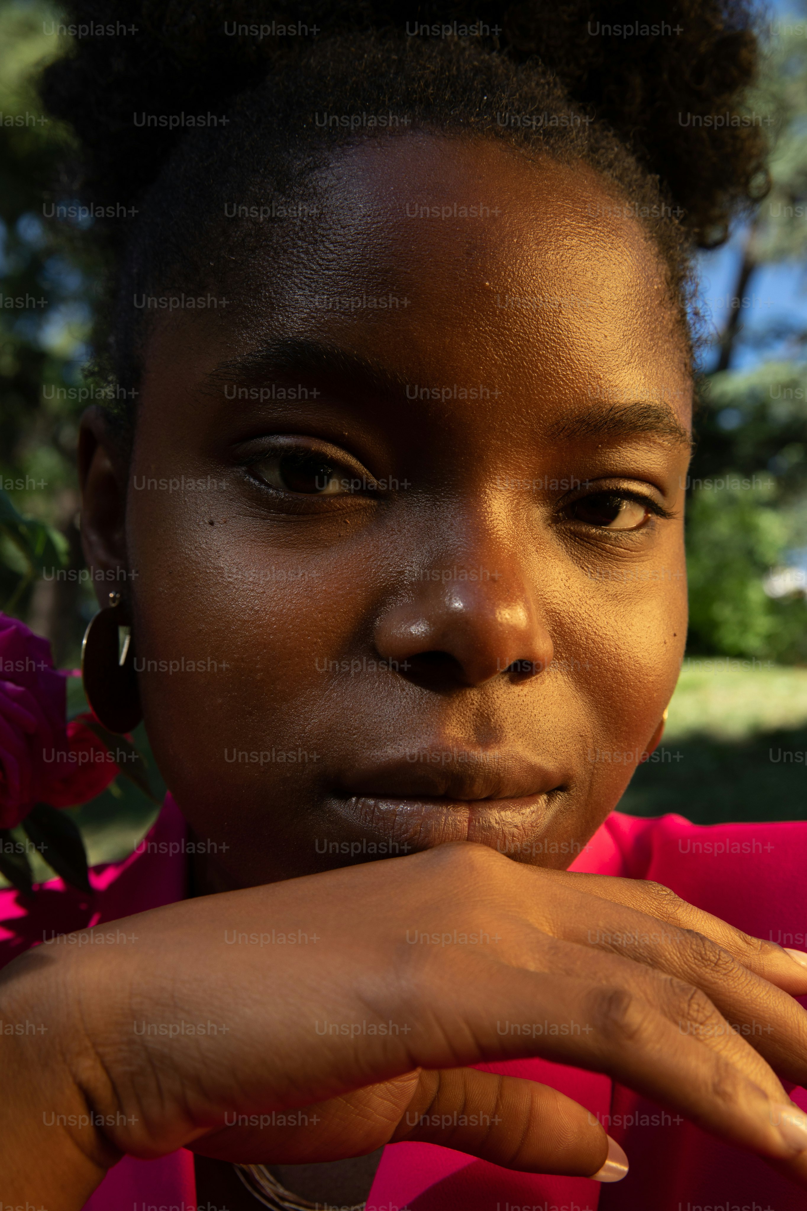 髪に花を持つ人の接写