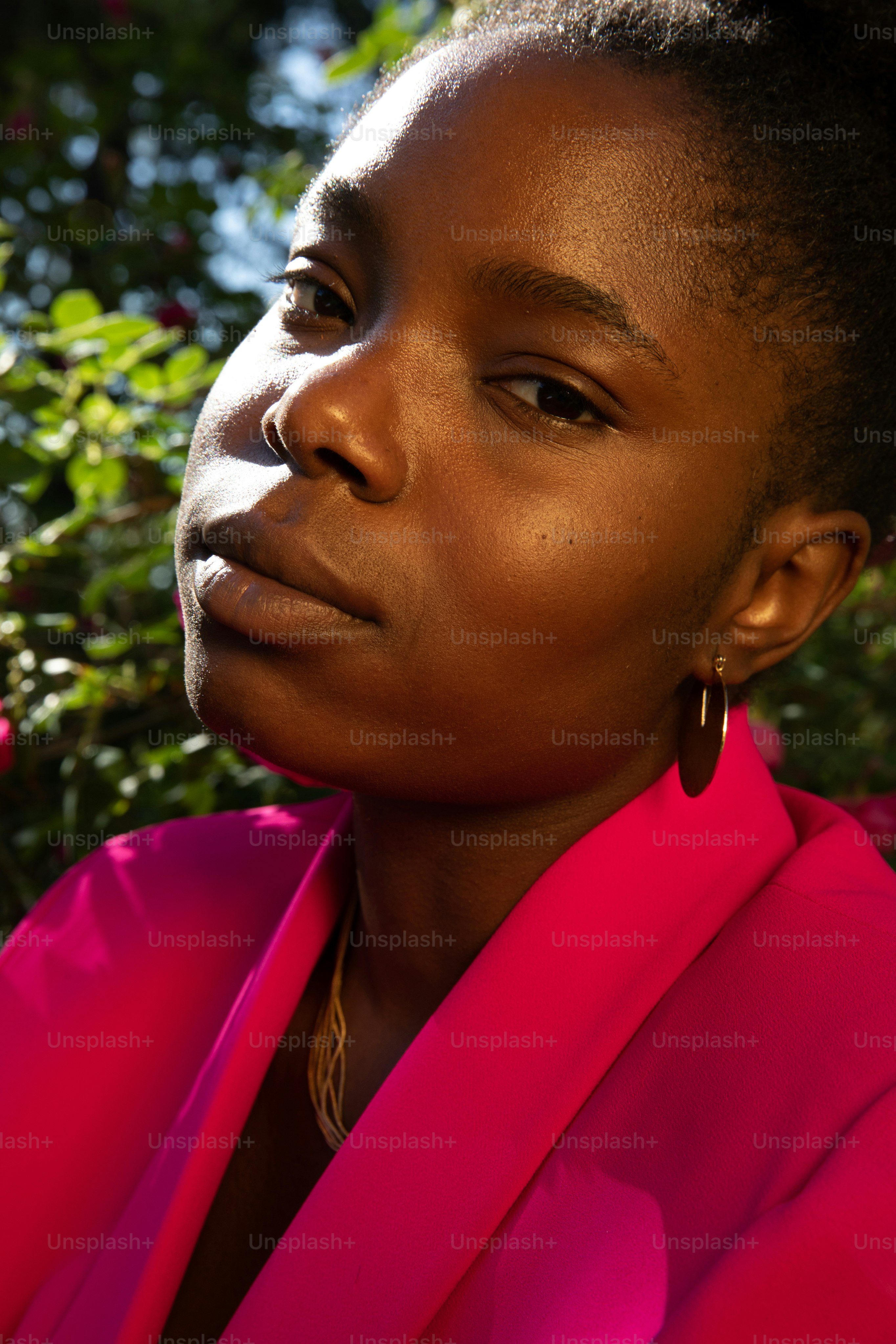 ピンクのシャツを着た人の接写