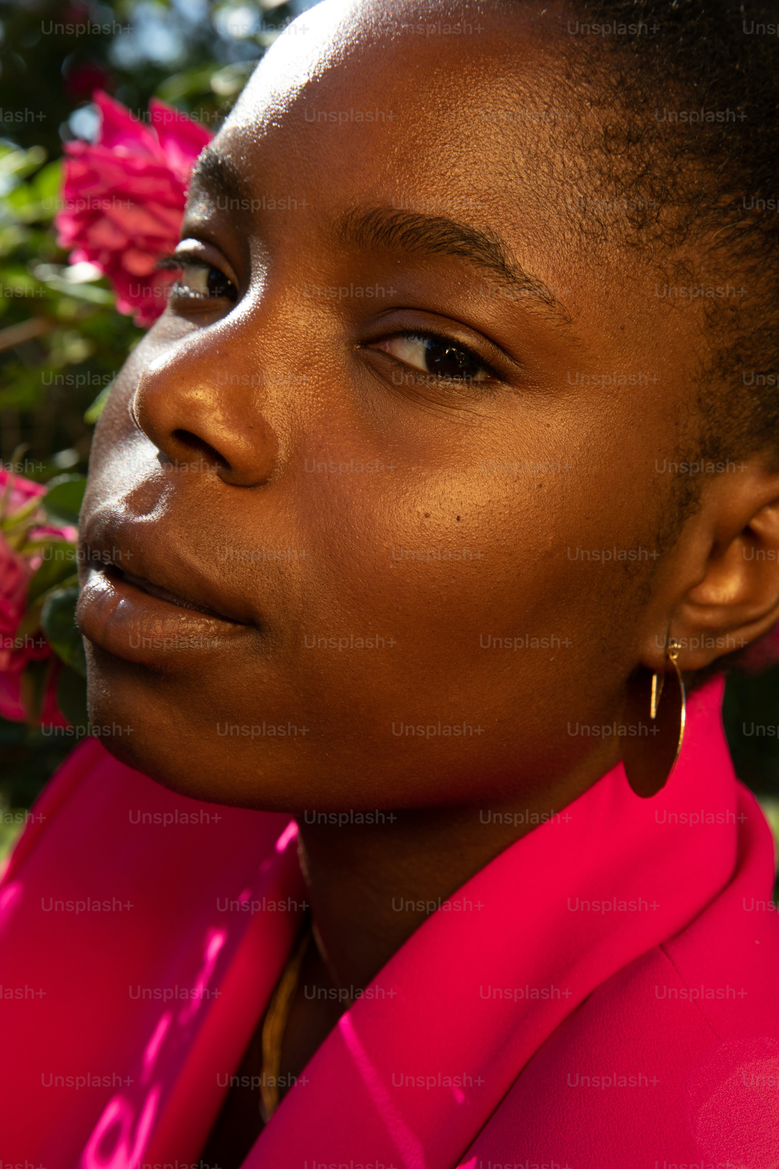 背景に花を持つ人の接写