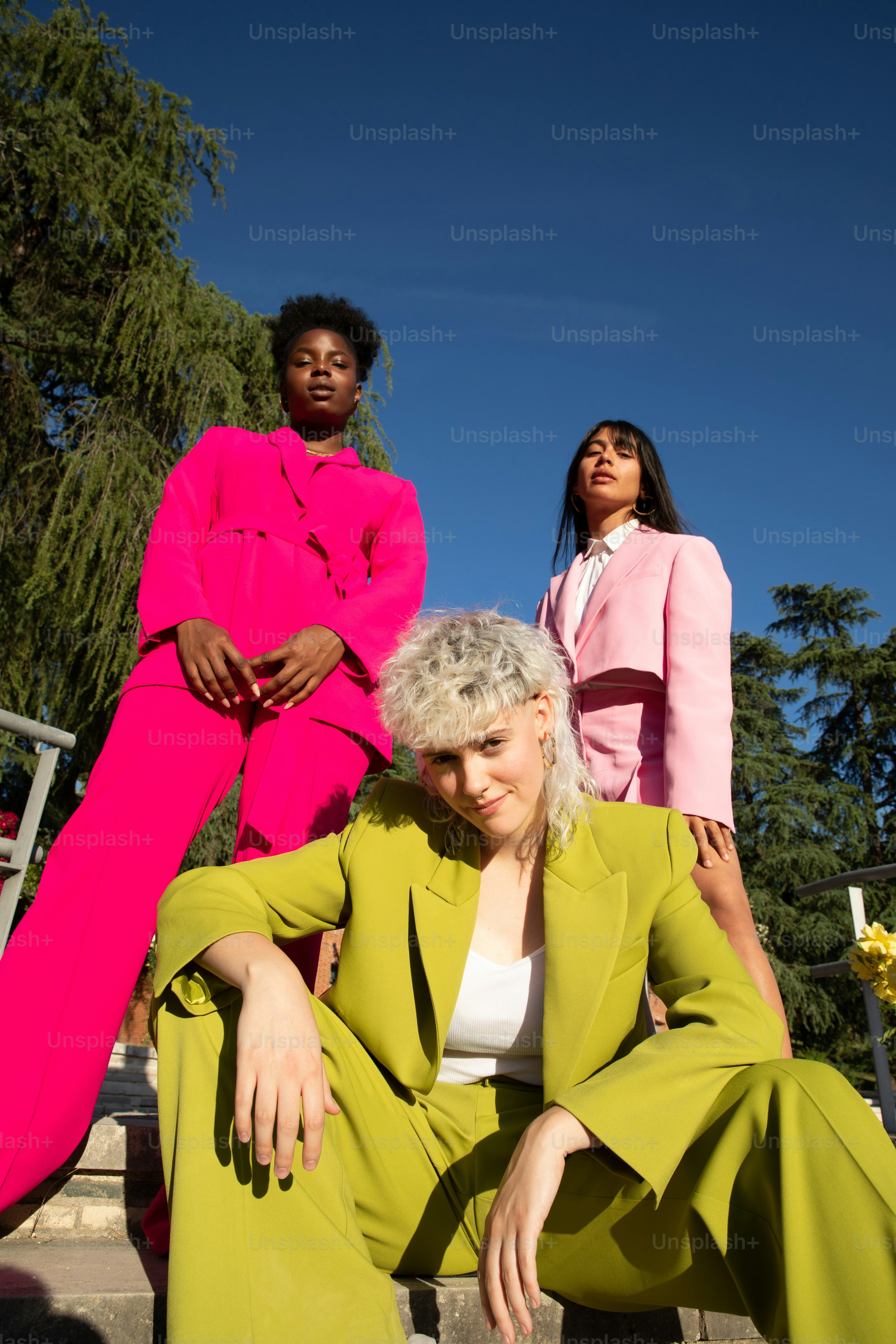 隣同士に座っている女性のグループ