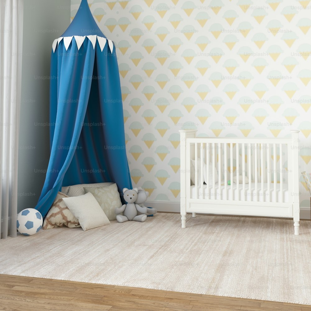 흰색 유아용 침��대와 파란색 캐노피가 있는 아기 방